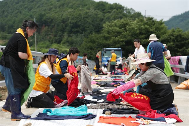 세탁물을 정리하고 있는 김여사를 찾아보세요. 옆집에서 팔 걷어붙이고 온 주민들과 땀 흘리는 모습이 아름답게 보인다.청와대 제공