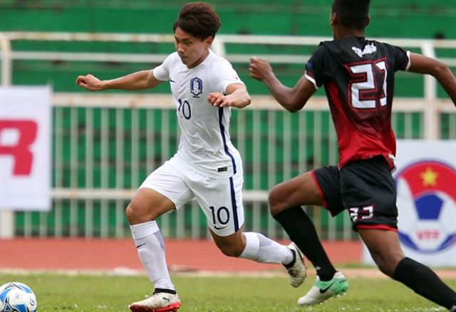 U-22 축구대표팀 공격수 조영욱(왼쪽)이 21일 베트남 호찌민에서 열린 동티모르와 2018 아시아축구연맹(AFC) U-23 챔피언십 예선 I조 2차전에서 드리블을 하고 있다. 한국은 졸전 끝에 약체 동티모르와 득점 없이 비겼다. AFC 홈페이지