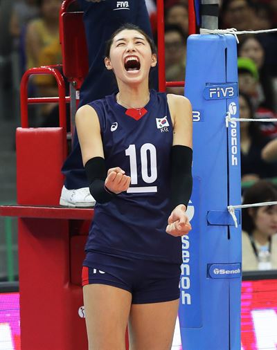 한국 여자 배구 대표팀의 김연경이 23일 수원실내체육관에서 열린 2017 국제배구연맹 그랑프리 세계여자배구대회 폴란드와의 경기에서 득점에 성공한 뒤 포효하고 있다. 수원=연합뉴스