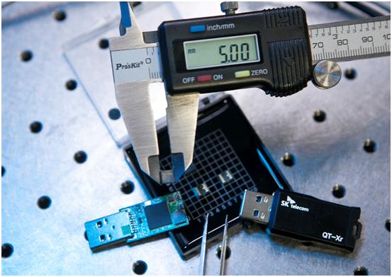SK텔레콤이 개발한 ‘양자난수생성 칩’의 길이를 측정하자 화면에 5㎜로 표시되고 있다. SK텔레콤 제공