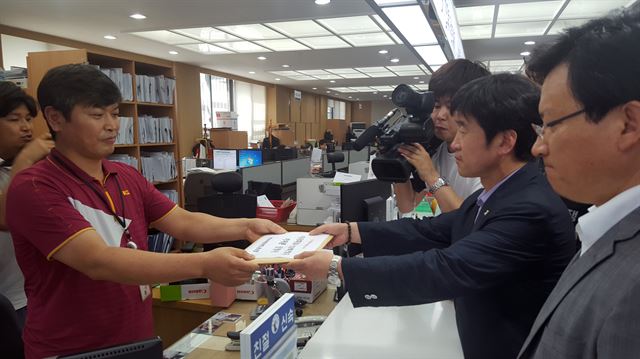 19일 대구지법 경주지원에서 김병기(오른쪽에서 두번째) 한국수력원자력 노동조합 위원장이 신고리 원전 5·6호기 일시중단을 의결한 한수원 이사회에 대한 효력정지 가처분 신청서를 내고 있다. 대구=연합뉴스