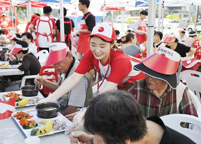 BC카드 빨간밥차 봉사자가 지난해 9월 광진구에서 열린 한가위 사랑나눔축제에서 어르신들에게 보양식을 전달하고 있다. BC카드 제공