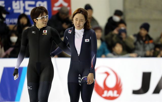 여자 스피드스케이팅 간판 이상화(오른쪽)가 지난 2월 삿포로 동계아시안게임 여자 500m 레이스를 마친 뒤 일본 고다이라 나오를 만나 서로 격려하고 있다. 삿포로=연합뉴스