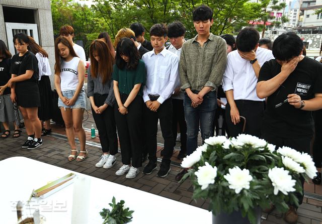 [저작권 한국일보] 24일 오전 서울 마포구 홍익대 앞에서 열린 '22사단 고 고필주 학우 사망 관련 군대 내 가혹행위 진상규명 촉구 기자회견'에서 참석자들이 묵념을 하고 있다. 2017.7.24 / 류효진기자 /2017-07-24(한국일보)