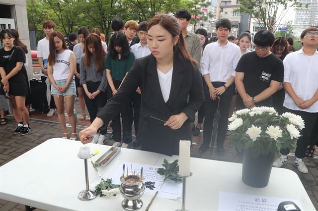 24일 오전 서울 마포구 홍익대 앞에서 열린 '22사단 고 김필주 학우 사망 관련 군대 내 가혹행위 진상규명 촉구 기자회견'에서 참석자들이 고인을 추모하며 분향을 하고 있다. 육군 22사단에 복무하던 고 일병은 지난 19일 경기 성남 분당의 국군수도병원에 진료받으러 갔다가 병원에서 투신했다. 그는 선임병들의 가혹 행위 등에 시달렸다고 주장하며 부대에 고충을 상담했는데도 인솔 간부 없이 병원에 간 것으로 드러났다. 연합뉴스