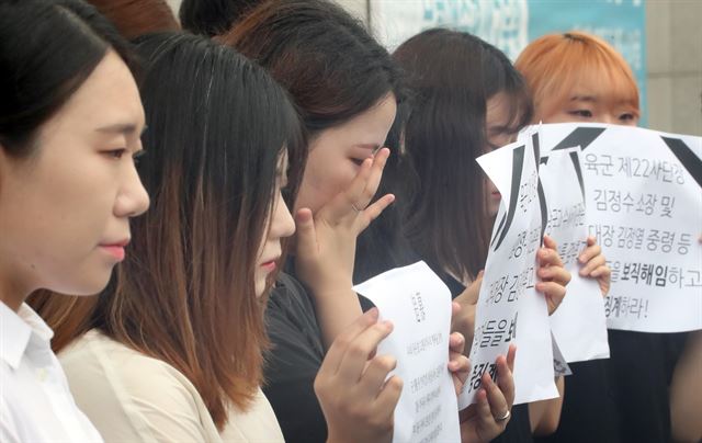 24일 오전 서울 마포구 홍익대 앞에서 열린 '22사단 고 김필주 학우 사망 관련 군대 내 가혹행위 진상규명 촉구 기자회견'에서 참석자들이 진실규명 등을 촉구하고 있다.육군 22사단에 복무하던 고 일병은 지난 19일 경기 성남 분당의 국군수도병원에 진료받으러 갔다가 병원에서 투신했다. 그는 선임병들의 가혹 행위 등에 시달렸다고 주장하며 부대에 고충을 상담했는데도 인솔 간부 없이 병원에 간 것으로 드러났다. 연합뉴스