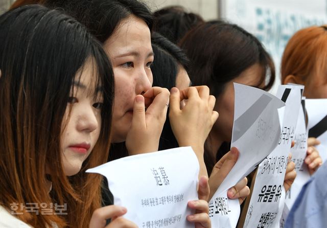 24일 오전 서울 마포구 홍익대 앞에서 열린 '22사단 고 고필주 학우 사망 관련 군대 내 가혹행위 진상규명 촉구 기자회견'에서 참석자들이 진실규명 등을 촉구하고 있다. 류효진 기자