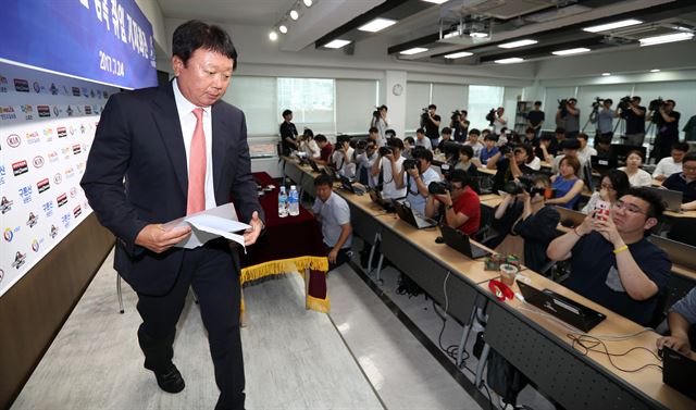 선동열 감독이 24일 오후 서울 강남구 야구회관에서 기자회견을 끝내고 회견장을 떠나고 있다. 연합뉴스