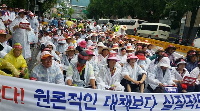 경북 영주 봉화 지역 우박피해 농민들이 24일 청와대 앞에서 시위를 벌이고 있다. 영주시 제공