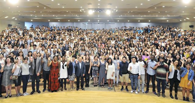 23일 하나님의 교회 새예루살렘 판교성전에서 열린 외국인 유학생 초청행사 참가자들이 기념 사진을 찍고 있다. 하나님의교회 세계복음선교협회 제공