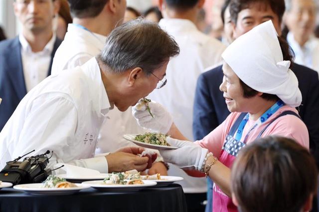 강원도의 자연에서 채취한 식재료로 만든 강원도음식을 홍보하는 순서도 있었다. 메밀, 감자, 여러가지 산나물은 강원도의 특산물. 문대통령은 곤드레나물과 차돌박이로 만든 샐러드를 시식하고 있다. 맛은? 신선한 나물에 고소한 쇠고기와 소스가 어우러져 아주 신선하고 맛있었다고 한다. 청와대 페이스북