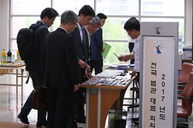 전국 법원에서 대표로 선출된 판사들이 24일 경기 고양시 일산 사법연수원에서 열린 제2차 전국법관대표회의에 참석하고 있다. 연합뉴스.