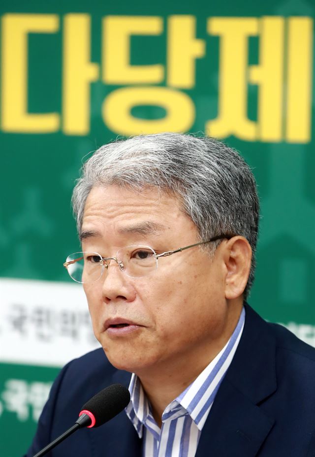 김동철 국민의당 원내대표가 25일 국회에서 열린 원내대책회의에서 홍준표 자유한국당 대표의 발언을 비판하고 있다. 연합뉴스