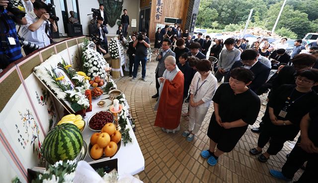 25일 오전 경기 광주시 퇴촌면 ‘나눔의 집’에서 열린 일본군 위안부 피해자 김군자 할머니 노제에서 참석자들이 묵념을 하고 있다. 광주(경기)=연합뉴스