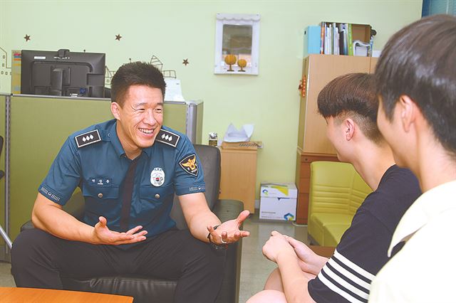 박장훈 학교전담경찰관이 경찰서를 찾아온 아이들의 고민을 상담해주고 있다. 김민규기자