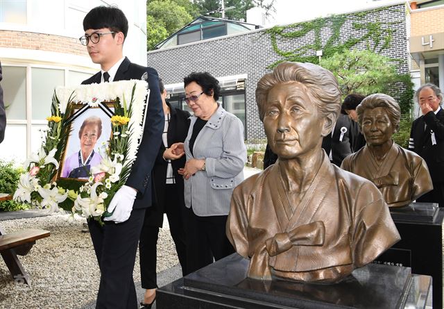 .25일 오전 경기도 광주시 나눔의 집에서 열린 고 김군자 위안부 피해자 할머니의 노제가 끝난후 할머니의 영정이 먼저 세상을 뜬 피해 할머니들의 흉상을 지나 나눔의 집을 떠나고 있다. 2017.07.25 신상순 선임기자ssshin@hankookilbo.com