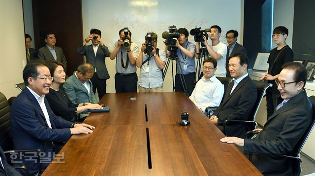 자유한국당 홍준표 대표가 25일 오후 이명박 전 대통령의 사무실을 방문해 이야기를 나누고 있다.