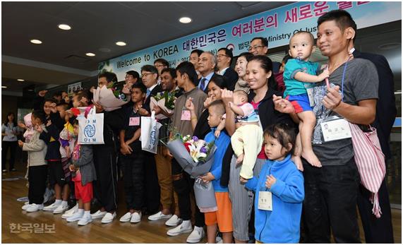 [저작권 한국일보] '재정착 난민제도'에 따라 국내에 들어오는 미얀마 난민 네 가족 23명이 25일 오전 인천공항을 통해 입국, 환영행사에서 밝은 표정으로 기념사진을 찍고 있다. 2017.7.25 / 류효진기자 /2017-07-25(한국일보)