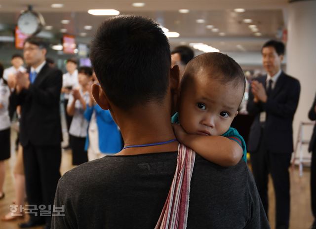 [저작권 한국일보] '재정착 난민제도'에 따라 국내에 들어오는 미얀마 난민 네 가족 23명이 25일 오전 인천공항을 통해 입국, 환영행사에 참석하고 있다. 2017.7.25 / 류효진기자 /2017-07-25(한국일보)