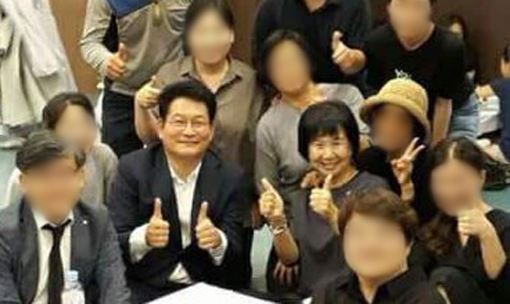 더불어민주당 송영길, 손혜원 의원(네번째)이 지난 24일 '일본군 위안부' 피해자인 고(故) 김군자 할머니의 빈소가 차려진 경기 성남 분당 차병원 장례식장에서 엄지손가락을 치켜세우고 밝은 표정으로 기념사진을 촬영해 25일 인터넷에서 논란이 되고 있다. 연합뉴스