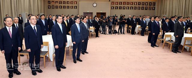 [저작권 한국일보]. 문무일 신임 검찰총장(왼쪽2번째)의 취임식이 25일 오후 서울 서초구 대검찰청에서 열리고 있다. 배우한 기자