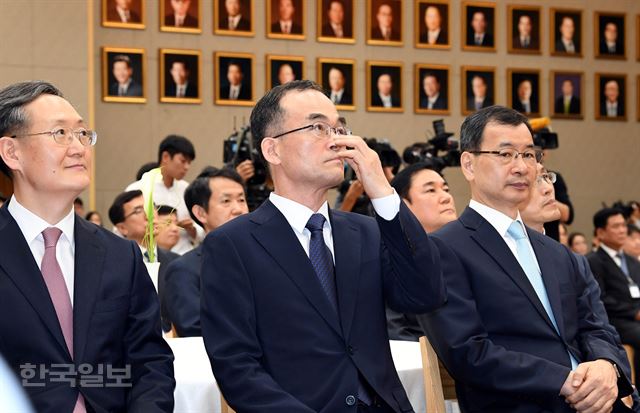 문무일 신임 검찰총장(가운데)이 25일 오후 서울 대검찰청에서 열린 취임식에 참석 검찰 동영상을 보고 있다.배우한 기자