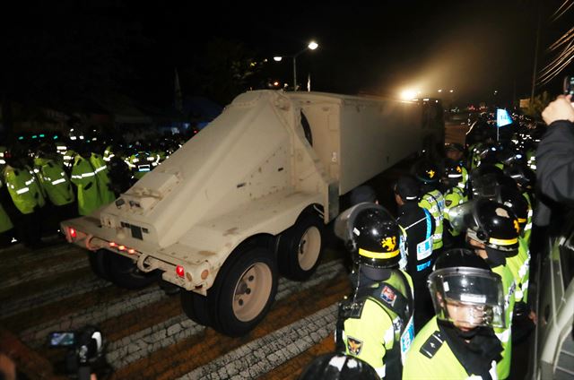 주한미군이 4월 26일 오전 경찰의 호위를 받으며 사드의 핵심장비인 레이더를 경북 성주 골프장에 기습 반입하고 있다. 연합뉴스