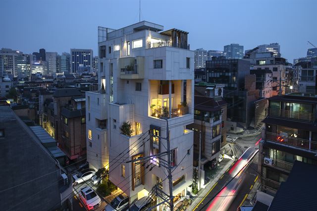 저녁 때 본 알룸. 불을 밝힌 테라스와 거기 심긴 식물이 동네에 작은 숲 같은 풍경을 선사한다. 건축사사무소 스무숲 제공