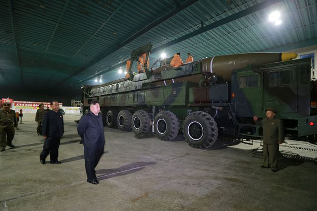 대륙간탄도미사일(ICBM) 화성-14를 바라보는 김정은 북한 노동당 위원장. 조선중앙통신 연합뉴스 자료사진