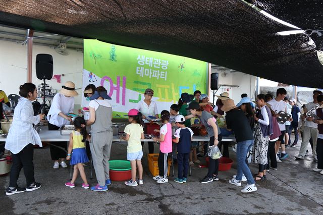 제주관광공사는 마을관광 활성화를 위해 ‘제주 마을여행 활동가, 삼춘 프로듀서(PD)’를 공개모집한다. 사진은 제주 대표 생태관광 마을인 서귀포시 남원읍 하례리 ‘에코파티’ 행사 모습. 제주관광공사 제공.