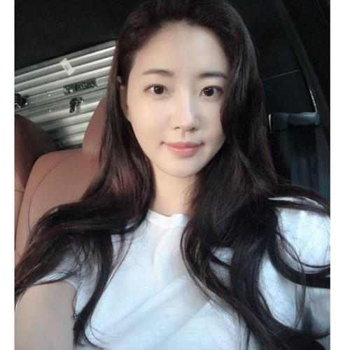 김사랑이 흰티 하나로 청순함을 뽐냈다. 김사랑 인스타그램 제공