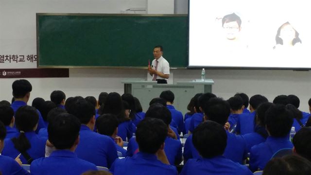 장만채 전남교육감이 23일 중국 옌볜대학 서부 강의동에서 전남독서토론열차 참가자 142명에게 ‘공부는 왜 하는가’라는 주제로 특강을 가졌다.