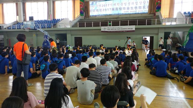 옌볜대 체육관에서 독서토론학교 참가학생들이 제 2고급중학교 40여명의 동포학생과 함께 문화활동을 가졌다.