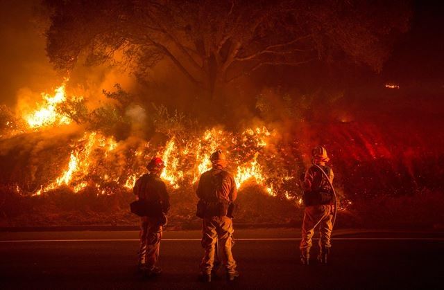 지난 18일 캘리포니아 디트윌러 산불을 잡기 위해 소방대원들이 진입하고 있다. AFP 연합뉴스