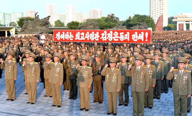 25일 '전승절'(조국해방전쟁승리의 날) 64주년을 앞두고 북한 육군, 해군, 항공 및 반항공군(공군) 결의대회가 열렸다고 조선중앙통신이 26일 보도했다. 북한은 1996년부터 정전협정 체결일을 '전승절'로 제정해 기념하고 있다. 평양=조선중앙통신 연합뉴스