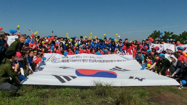 전남독서토론열차학교 참가학생들이 러시아 연해주 발해 발상지에서 역사바로알기 포퍼먼스 행사를 가졌다.