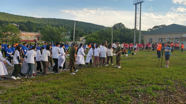 러시아 라즈돌노예역에서 독서토론열차학교 학생들이 고려인 강제 이주 80주년을 기억하는 퍼포먼스를 진행했다.