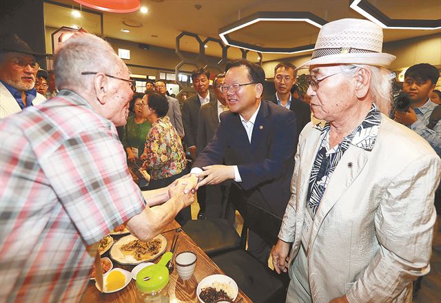 김부겸(가운데) 행정안전부 장관이 26일 서울 용산구 한 식당에서 군함도 생환자들(김부겸 장관 왼쪽과 오른쪽)을 만나 인사하고 있다. 연합뉴스