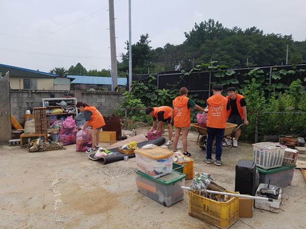 충북에서 수재민돕기 봉사활동을 펼치고 있는 KT&G 직원들.