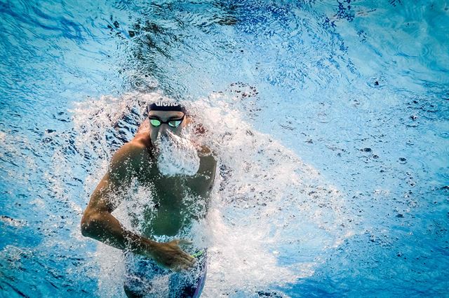 헝가리 부다페스트에서 26일(현지시간) 2017 국제수영연맹(FINA) 세계선수권대회 남자 800m 자유형 결승전에 출전한 2016 리우 올림픽 금메달리스트인 그레고리오 팔트리니에리(이탈리아)가 힘차게 물살을 가르고 있는 모습을 수중 카메라로 촬영했다. AFP 연합뉴스