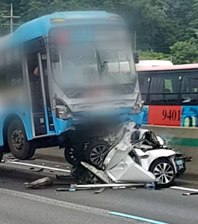 지난 9일 오후 경부고속도로 상행선 양재 나들목 인근에서 광역버스와 승용차가 추돌하는 사고가 발생했다. 광역버스와 충돌한 승용차가 심하게 파손돼 있다. YTN 화면 캡쳐