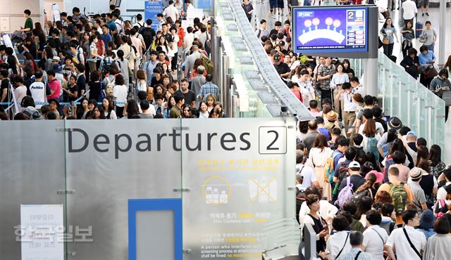 휴가철을 맞아 해외로 떠나는 여행객들이 28일 오전 인천공항 출국장 출국게이트 앞에 길게 줄을 서있다. 홍인기 기자