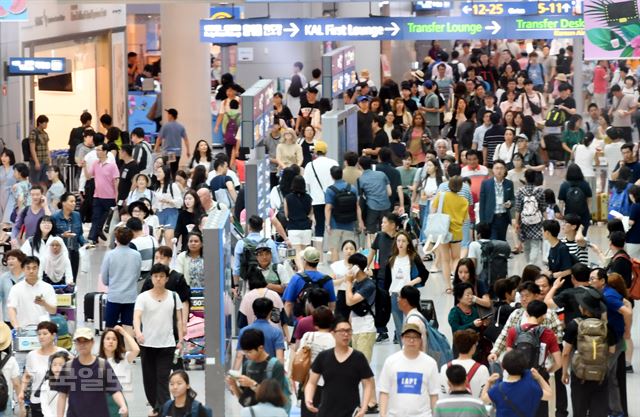 28일 오전 인천국제공항 출국장 면세구역이 휴가철을 맞아 해외로 떠나는 여행객들로 붐비고 있다. 홍인기 기자