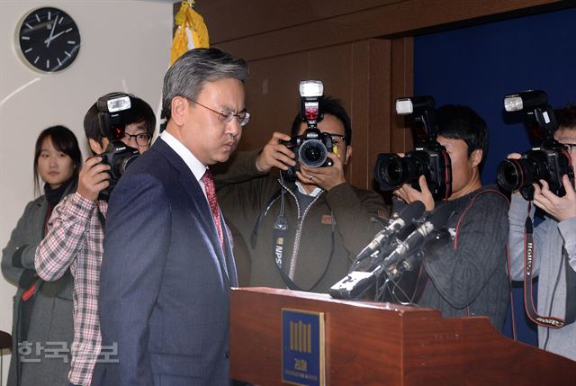 2015년 1월 서울중앙지검에서 '청와대 문건 유출' 사건 중간수사결과를 브리핑 하기 위해 들어서는 유상범 당시 서울중앙지검 3차장. 배우한 기자