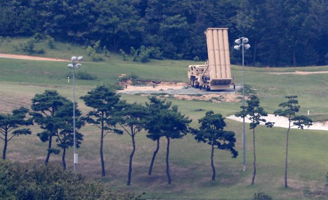 경북 성주 골프장에 배치된 주한미군 사드 발사대가 골프장 한가운데 덩그러니 놓여 있다. 연합뉴스