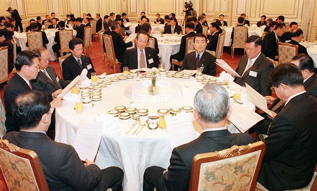 정해진 자리에 앉아 자료를 살펴보고 있는 기업인들. 한국일보 자료사진