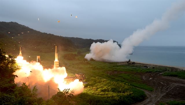 한미 연합 탄도미사일 사격훈련29일 오전 북한의 대륙간탄도미사일(ICBM)급 미사일 발사 도발에 대응, 한미 양국이 동해안에서 실시한 연합 탄도미사일 사격훈련에서 사거리 300km의 현무-2가 발사되고 있다 [합동참모본부 제공=연합뉴스]