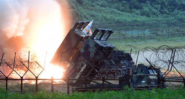 29일 오전 북한의 대륙간탄도미사일(ICBM)급 미사일 발사 도발에 대응해 한미 양국이 동해안에서 실시한 연합 탄도미사일 사격훈련에서 미8군의 에이태킴스(ATACMS) 지대지 탄도미사일이 발사되고 있다. 연합뉴스