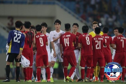 K리그 올스타가 29일(한국시간) 베트남 하노이 미딩경기장에서 열린 해외 원정 올스타전에서 베트남 U-23 대표팀에 0-1로 진 뒤 인사를 나누고 있다. 프로축구연맹 제공