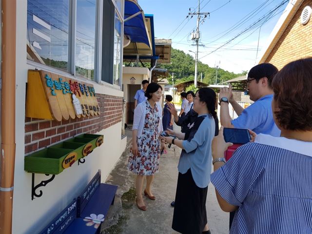 서울 용산구청과 경기도청 공무원들이 27일 경북 의성군 치선리 치매보듬마을을 견학하고 있다. 경북도 제공